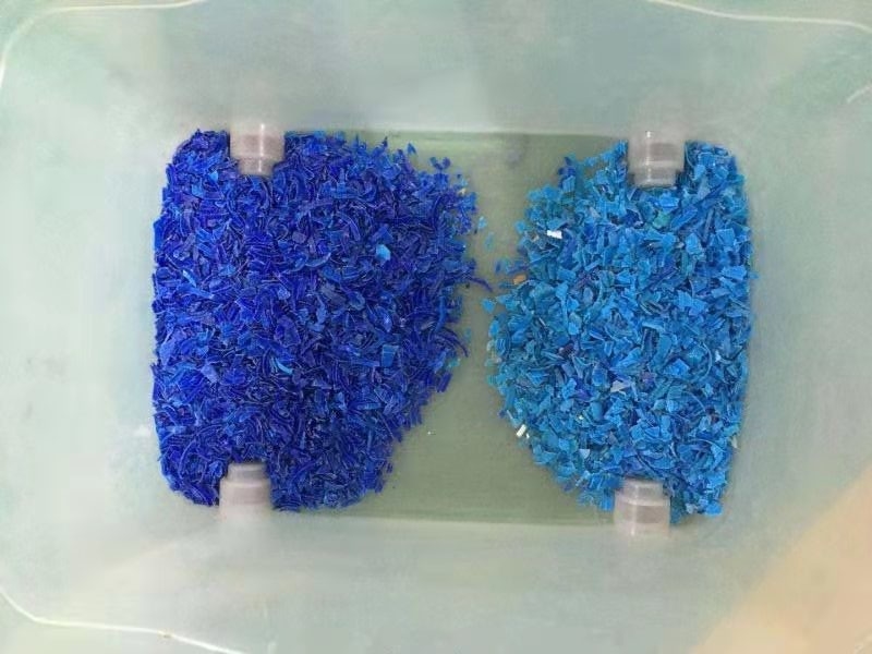 プラスチック リサイクルを飲んでいる洗濯機ペットを分類するプラスチック色