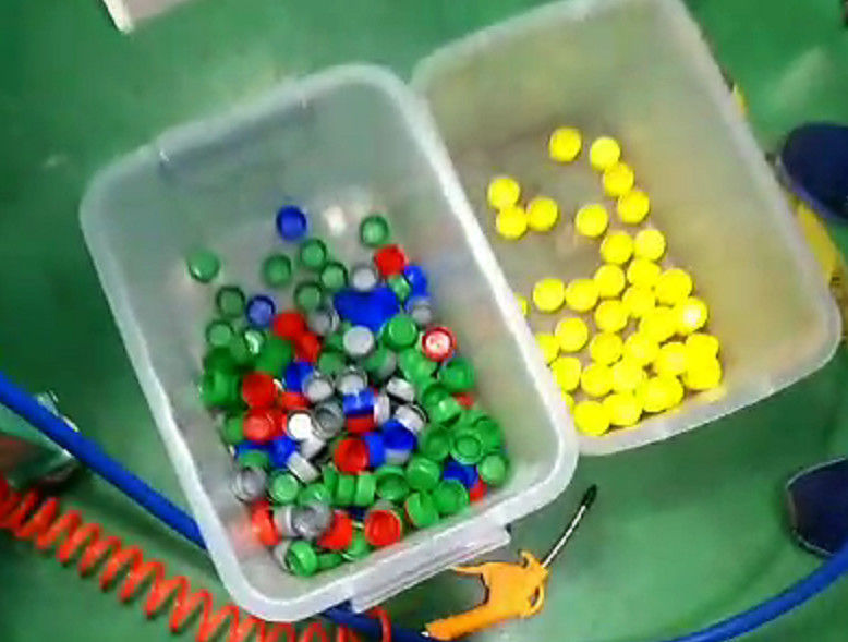 高い純度のプラスチック リサイクル プロセスのプラスチック ビンの王冠色の選別機のプラスチック スクラップ色の種類機械