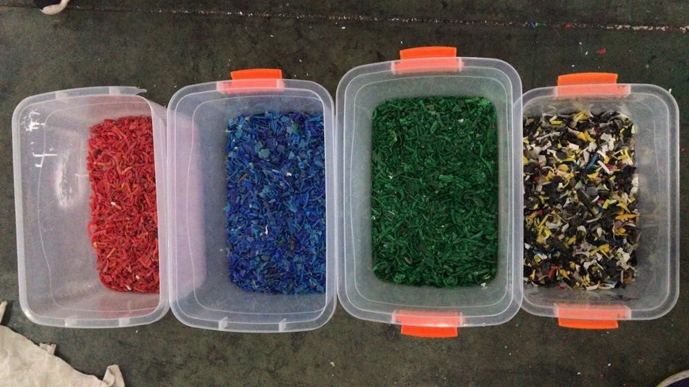 高精度10は4.5-16 T/hのPEポリ塩化ビニールPPのHDPEをかわいがるプラスチック薄片を着色する選別機機械をシュートで降ろす